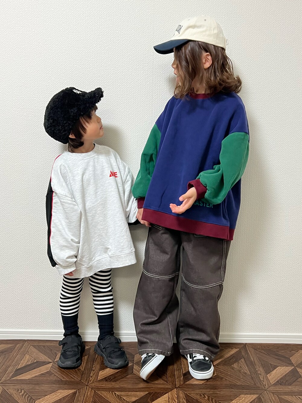 「キッズファッション、男の子コーデ、冬のコーデ、韓国子供服、キッズコーデ、スニーカー、スウェットコーデ、スウェット、冬、兄弟コーディネート、レギンス、カジュアルコーデ、ストリート、ストリートコーデ、冬コーデ」｜「VANSのキッズ VANS ヴァンズ OLD SKOOL(19-22) オールドスクール V36 CK BLACK（スニーカー、ブラック系）」を使った、u_chanさん（キッズ・124cm）の冬コーディネートの1枚目の写真