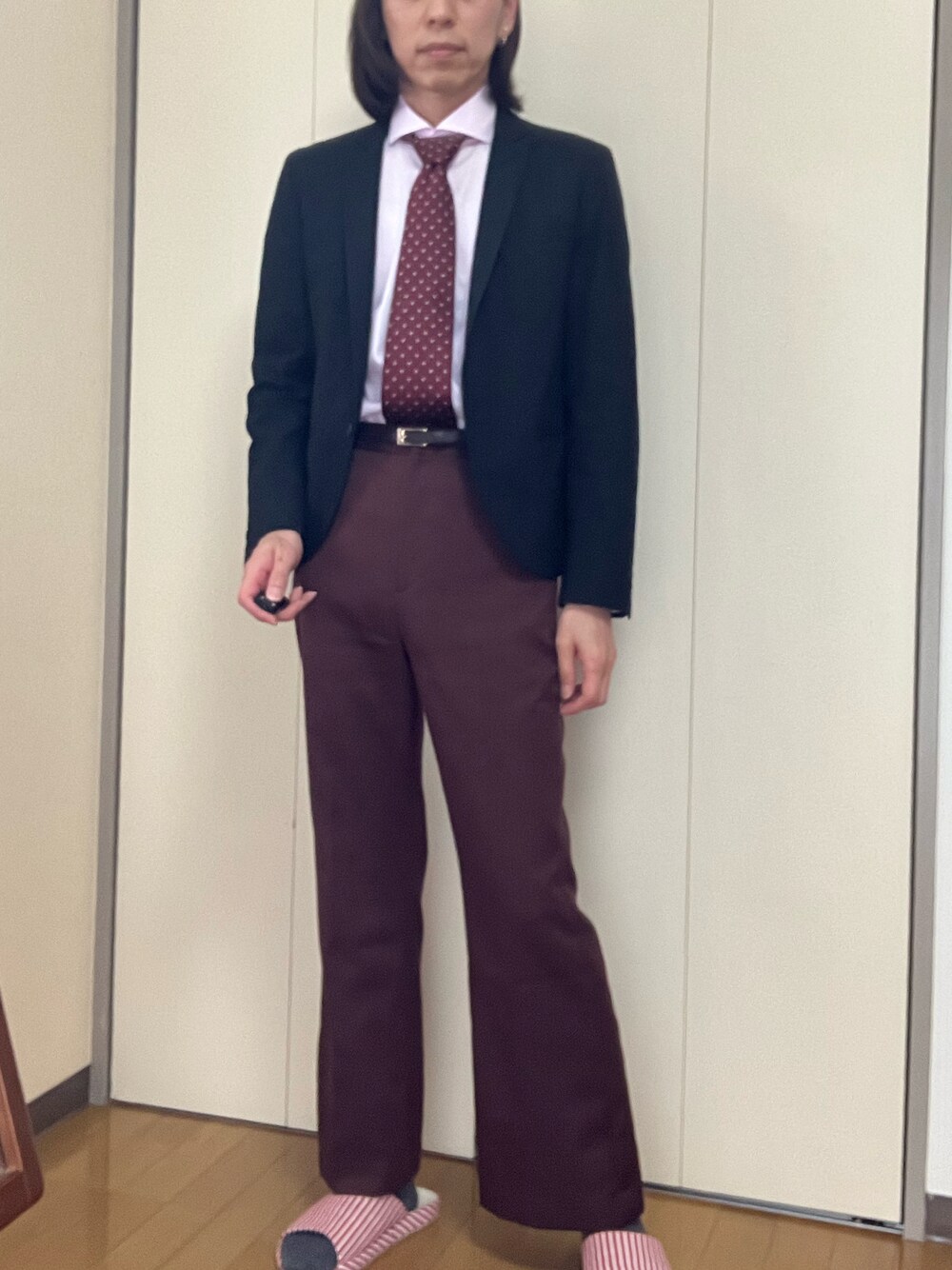 「中古レディースのアイテム（スラックス、ブラウン系）」を使った、香(kou)さん（メンズ・169cm）の春コーディネートの1枚目の写真