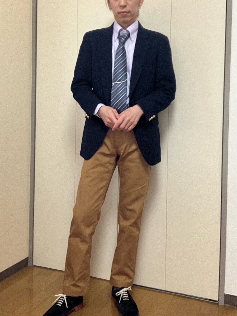 「Dickiesのアイテム（チノパンツ、ブラウン系）」を使った、香(kou)さん（メンズ・169cm）の春コーディネートの1枚目の写真