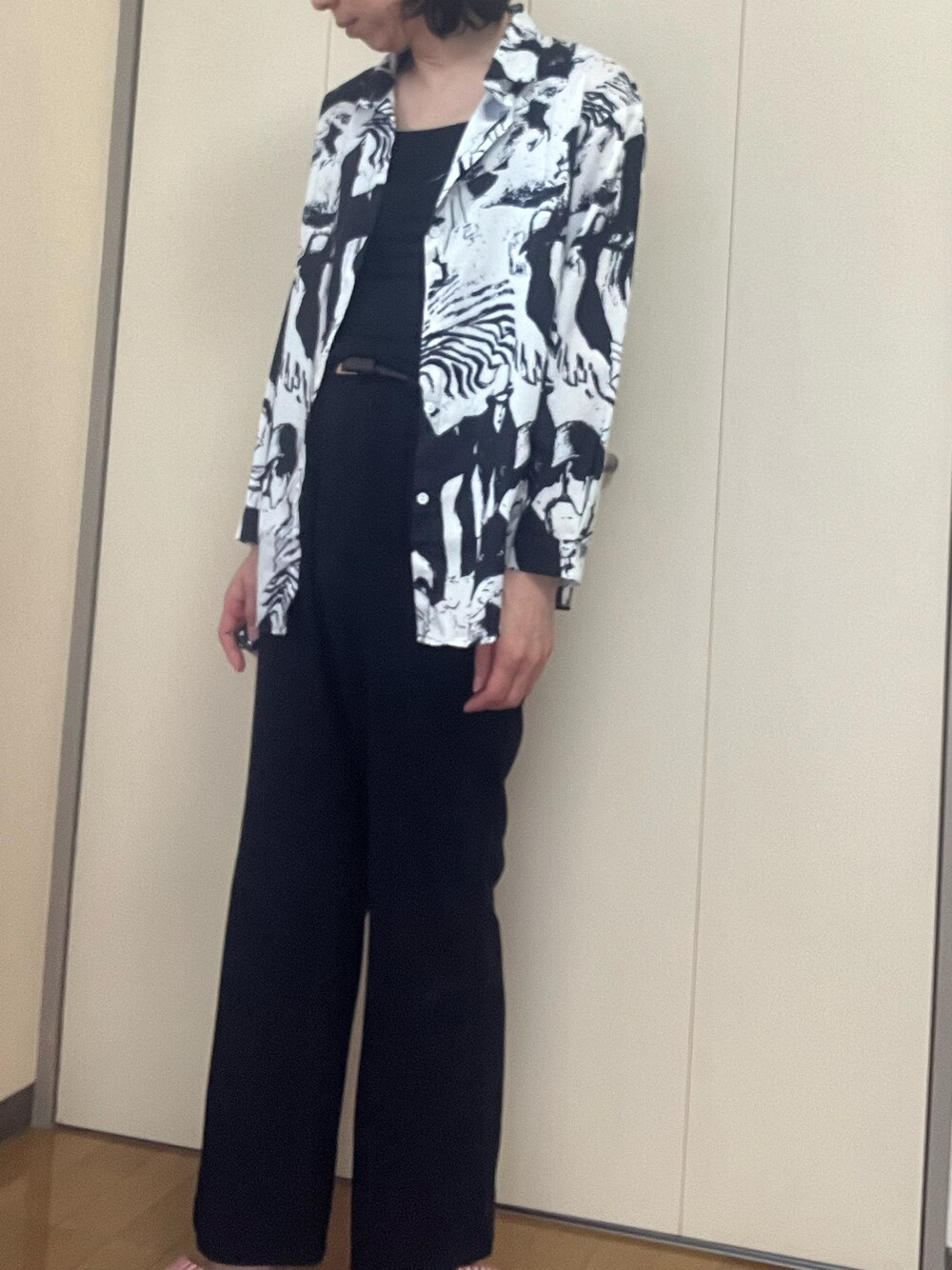 「ジェンダーレス、モノトーン」｜「GUフレアーパンツのアイテム（その他パンツ、ブラック系）」を使った、香(kou)さん（メンズ・169cm）の春コーディネートの1枚目の写真
