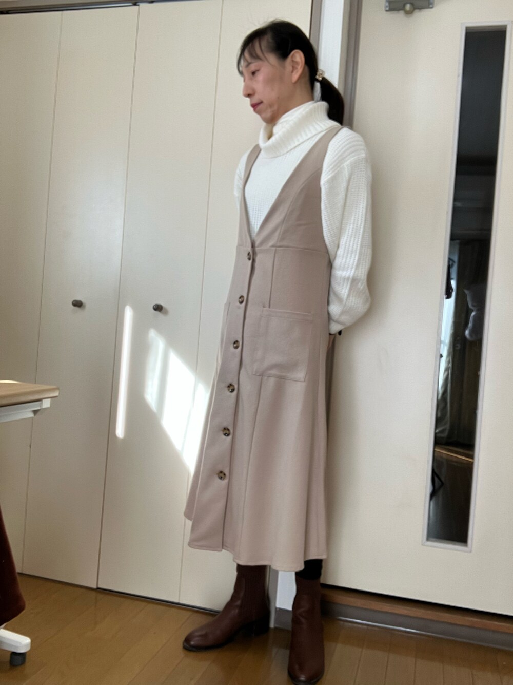 「不明のアイテム（オールインワン・サロペット、ベージュ系）」を使った、香(kou)さん（レディース・170cm）の冬コーディネートの1枚目の写真