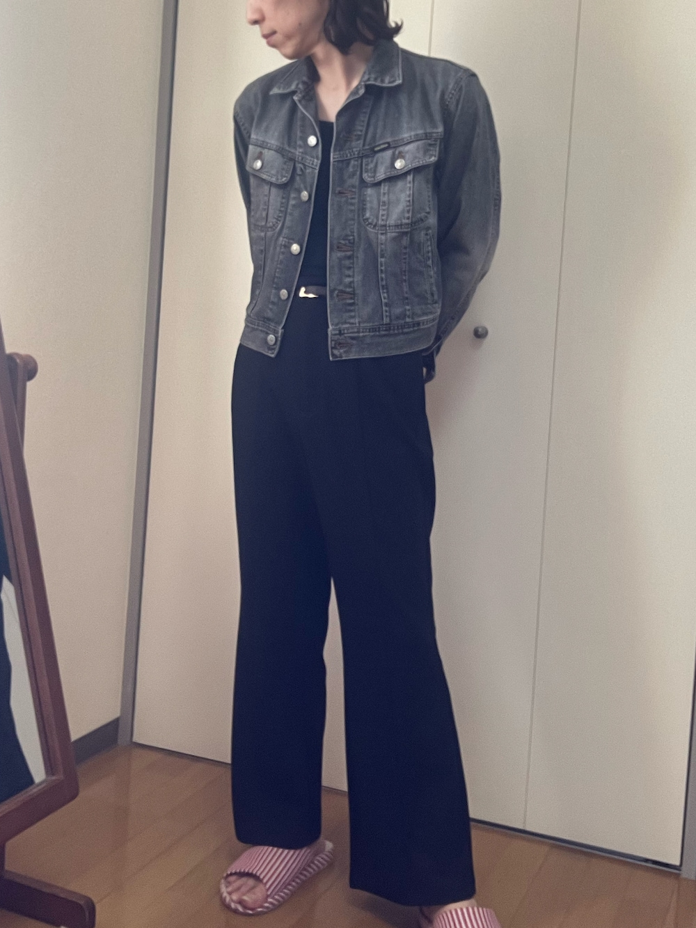 「ジージャン、フレアーパンツ」｜「GUのアイテム（その他パンツ、ブラック系）」を使った、香(kou)さん（メンズ・169cm）の春コーディネートの1枚目の写真
