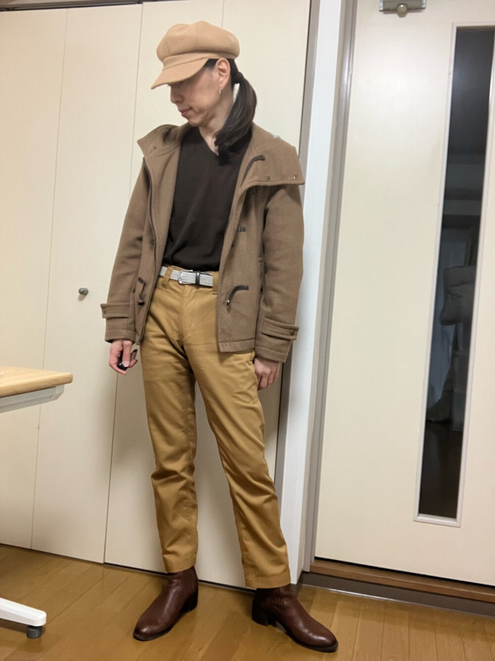 「Dickiesのアイテム（パンツ、ブラウン系）」を使った、香(kou)さん（メンズ・170cm）の春コーディネートの1枚目の写真