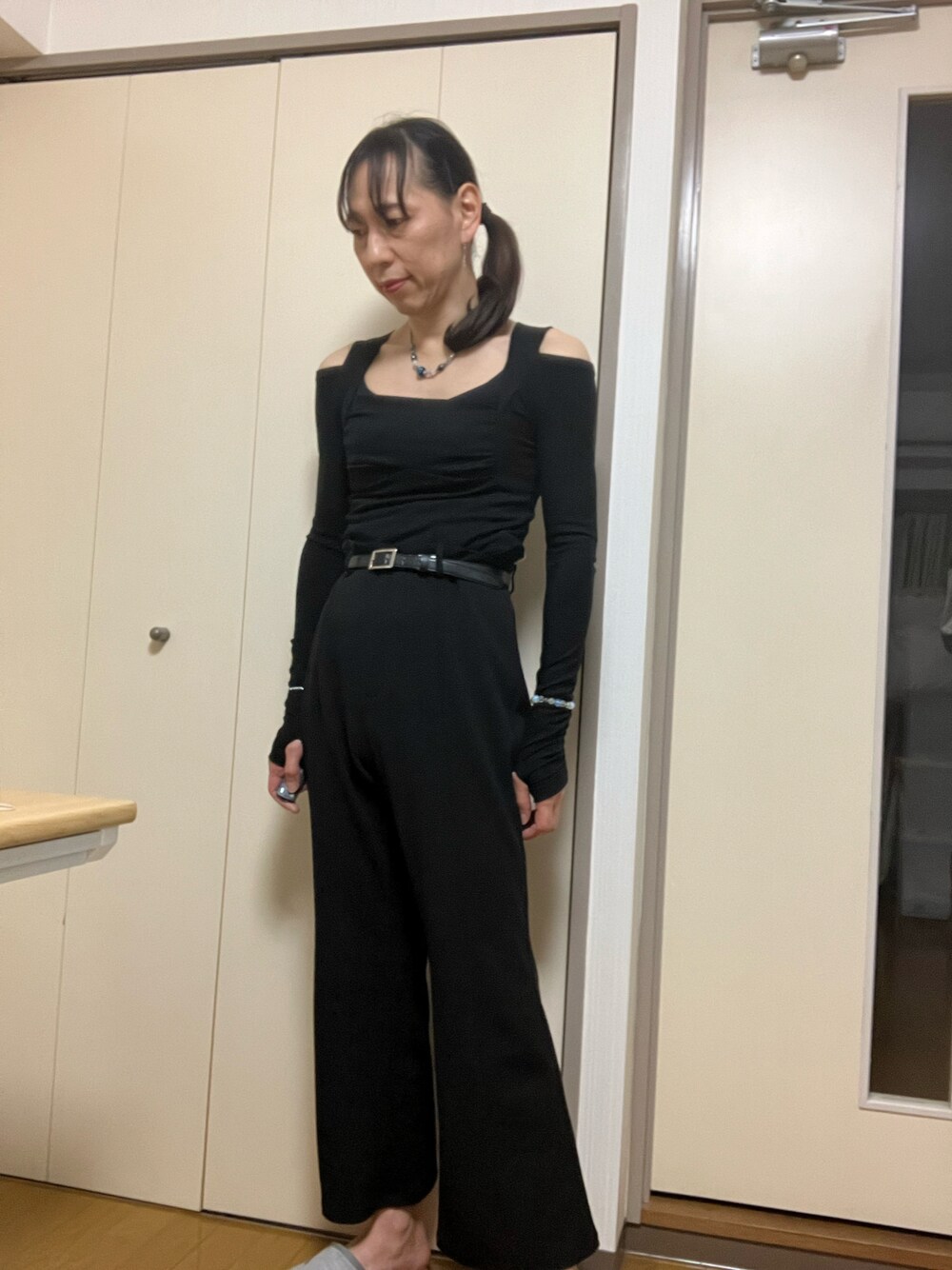 「GUのアイテム（パンツ、ブラック系）」を使った、香(kou)さん（メンズ・170cm）の春コーディネートの1枚目の写真
