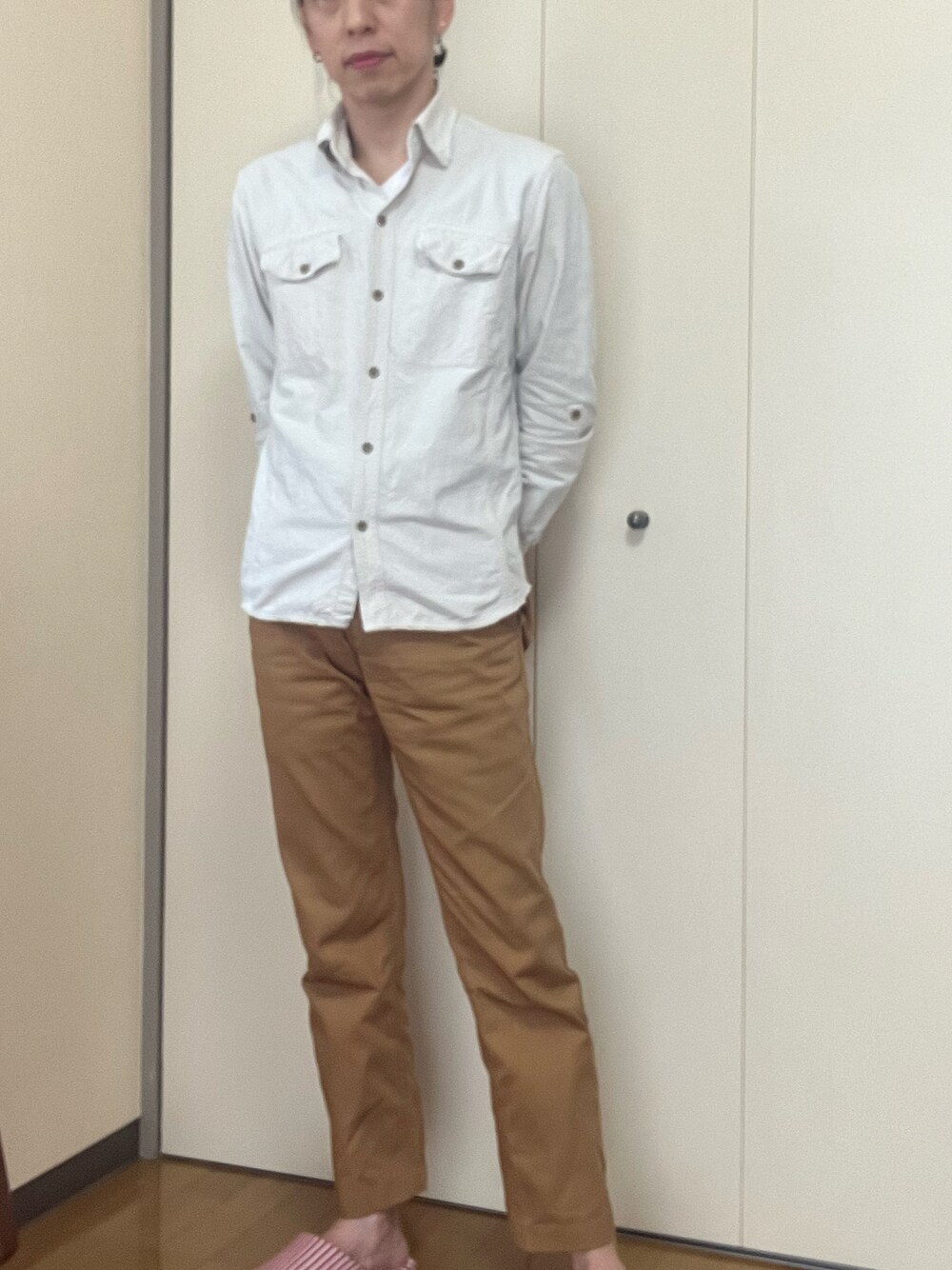 「シンプルコーデ、ブラウン」｜「Dickiesのアイテム（チノパンツ、ブラウン系）」を使った、香(kou)さん（メンズ・169cm）の春コーディネートの1枚目の写真