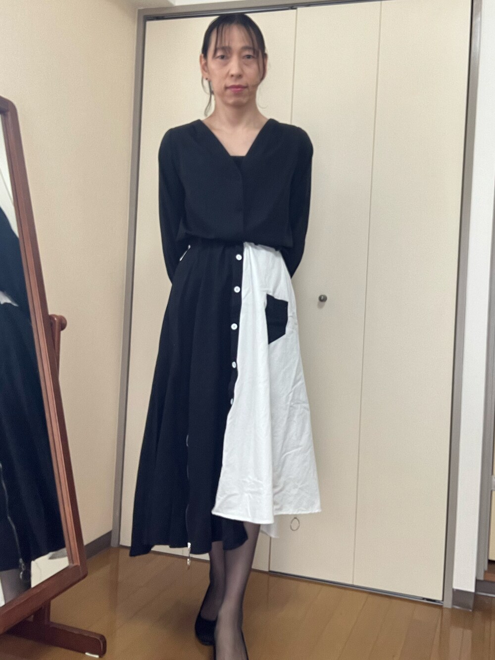 「ジェンダーレス、モノトーン、スカート」｜「OPAQUE.CLIPのアイテム（シャツ/ブラウス、ブラック系）」を使った、香(kou)さん（メンズ・169cm）の夏コーディネートの1枚目の写真