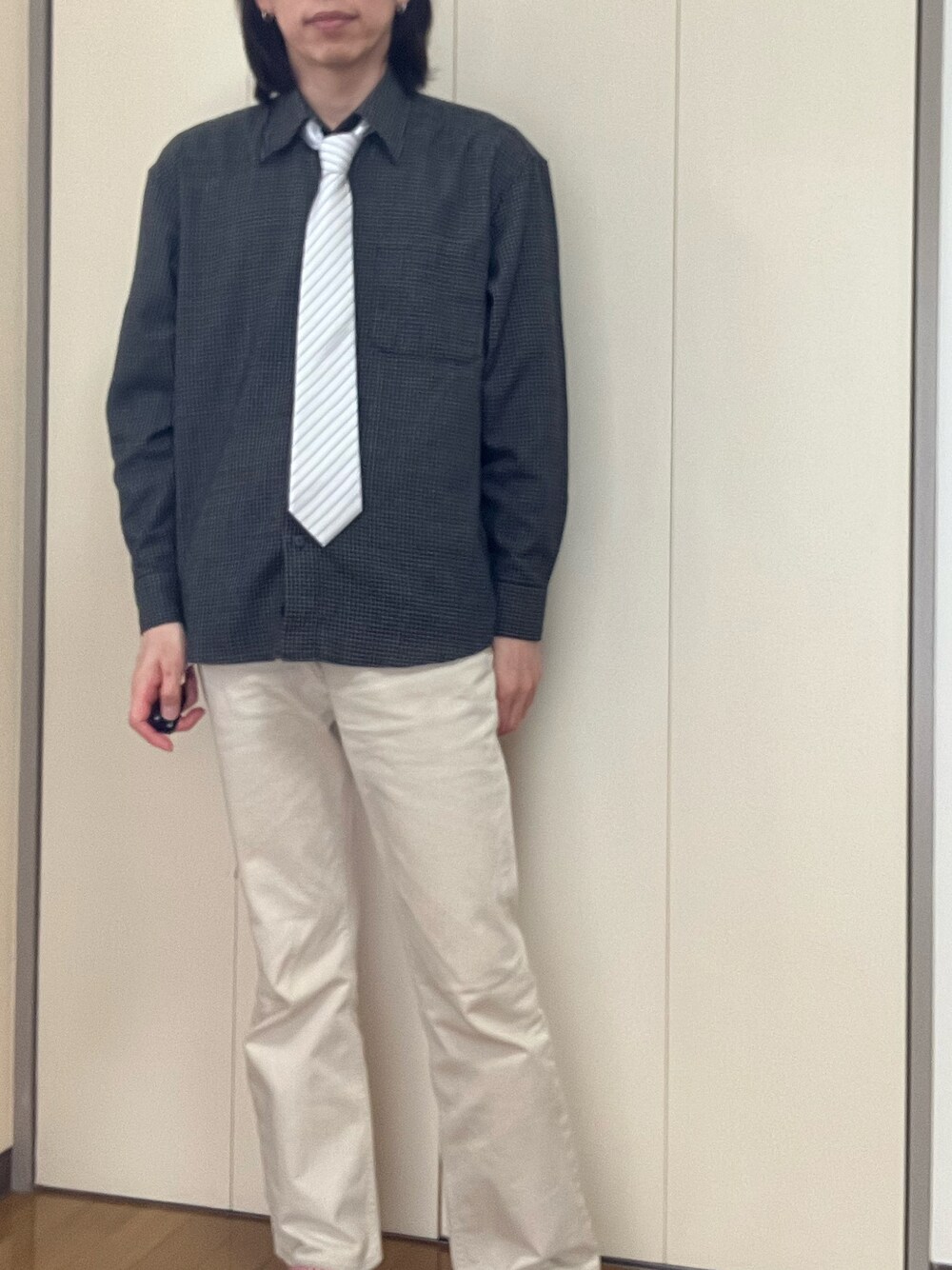「Levi'sのアイテム（デニムパンツ、ベージュ系）」を使った、香(kou)さん（メンズ・169cm）の春コーディネートの1枚目の写真
