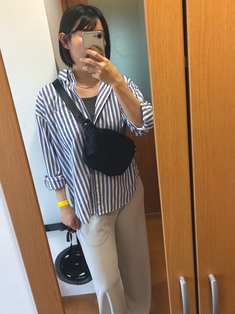 ホワイト系のスラックス、ブルー系のシャツ/ブラウス、シルバー系のネックレスを着用したレディースの秋コーディネートの1枚目の写真