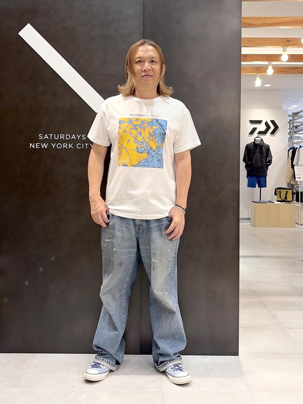 ブルー系のデニムパンツ、ホワイト系のTシャツ/カットソーを着用したメンズの夏コーディネートの1枚目の写真