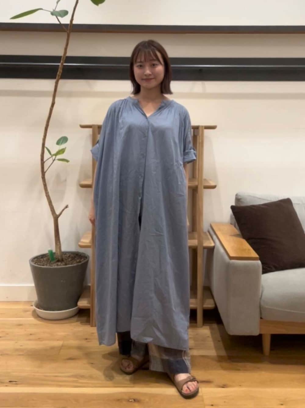 「カジュアル、doors、低身長コーデ、骨格ストレート、ストレート×イエベ、私のイチ推しブランド、初夏のお出掛けコーデ、スタッフのこれ買いました、ストレート×カジュアル、ワンピース×低身長」｜「URBAN RESEARCH DOORSのリネンチェックイージーパンツ（その他パンツ、ブルー系）」を使った、kannanomさん（レディース・155cm）の夏コーディネートの1枚目の写真