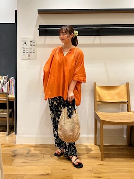 「URBAN RESEARCH DOORS（アーバンリサーチドアーズ）のコットンボイルロールアップスリーブブラウス（シャツ/ブラウス、オレンジ系）」を使った、kannanomさん（レディース・155cm）の夏コーディネート