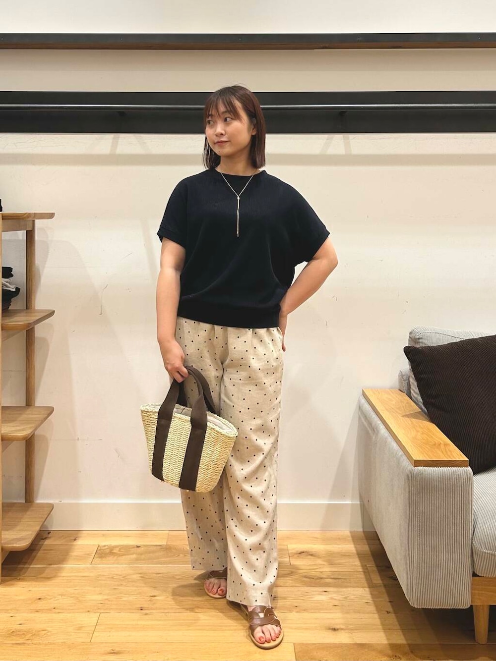 「カジュアル、オトナカジュアル、doors、低身長コーデ、骨格ストレート、ストレート×イエベ、私のイチ推しブランド、ストレート×カジュアル、リネン着こなし術」｜「RODE SKOのナチュラルカゴバッグ（ハンドバッグ、ホワイト系）」を使った、kannanomさん（レディース・155cm）の夏コーディネートの1枚目の写真
