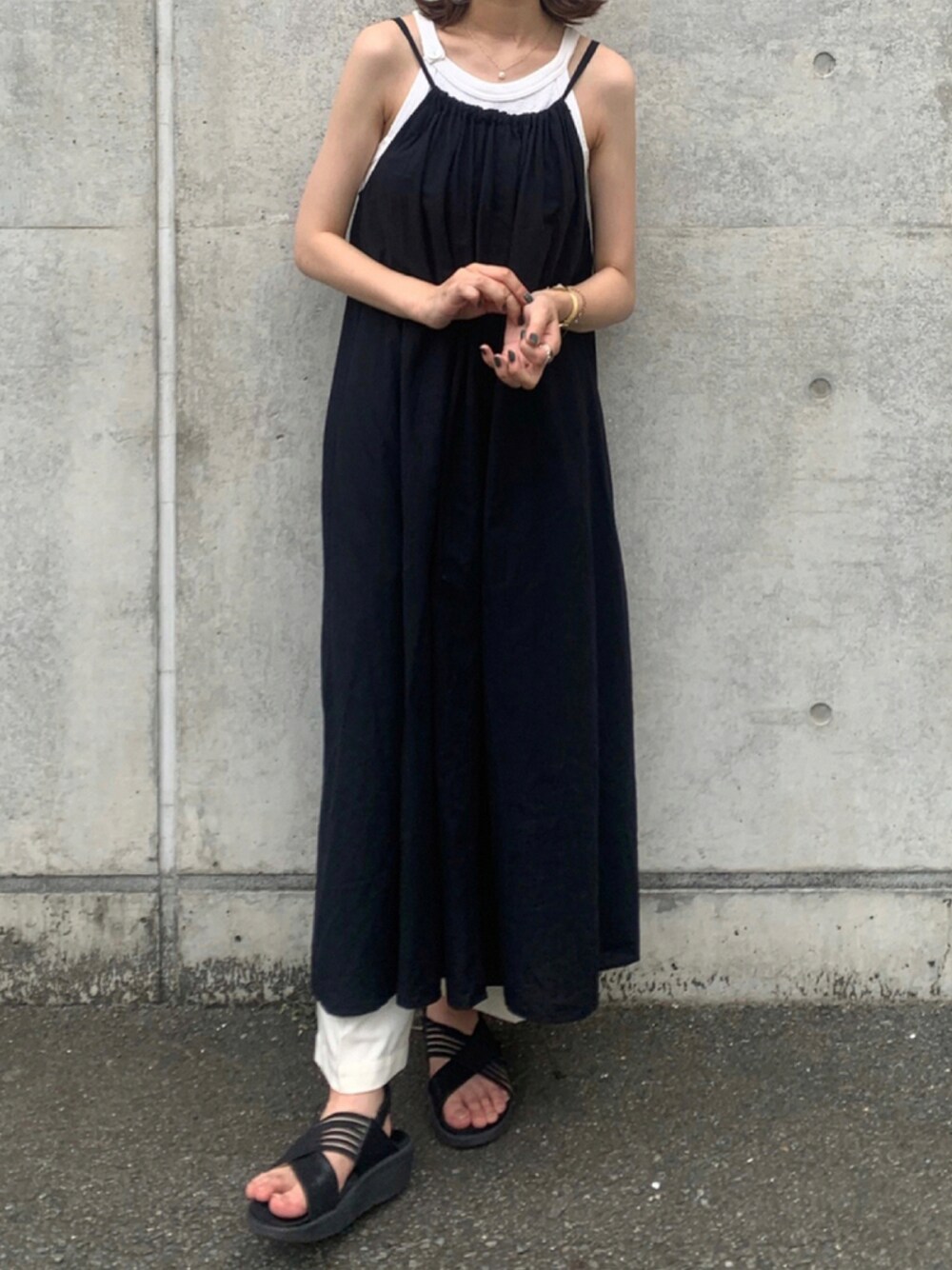 「今日のコーデ、ootd、大人女子、Ungrid、ワンピース、カジュアルコーデ、モノトーンコーデ、164cm、いいね返し、キャミワンピ、レイヤードスタイル」｜「Ungridのアメスリハニカムタンク（タンクトップ、ホワイト系）」を使った、maco._.さん（レディース・164cm）の夏コーディネートの1枚目の写真