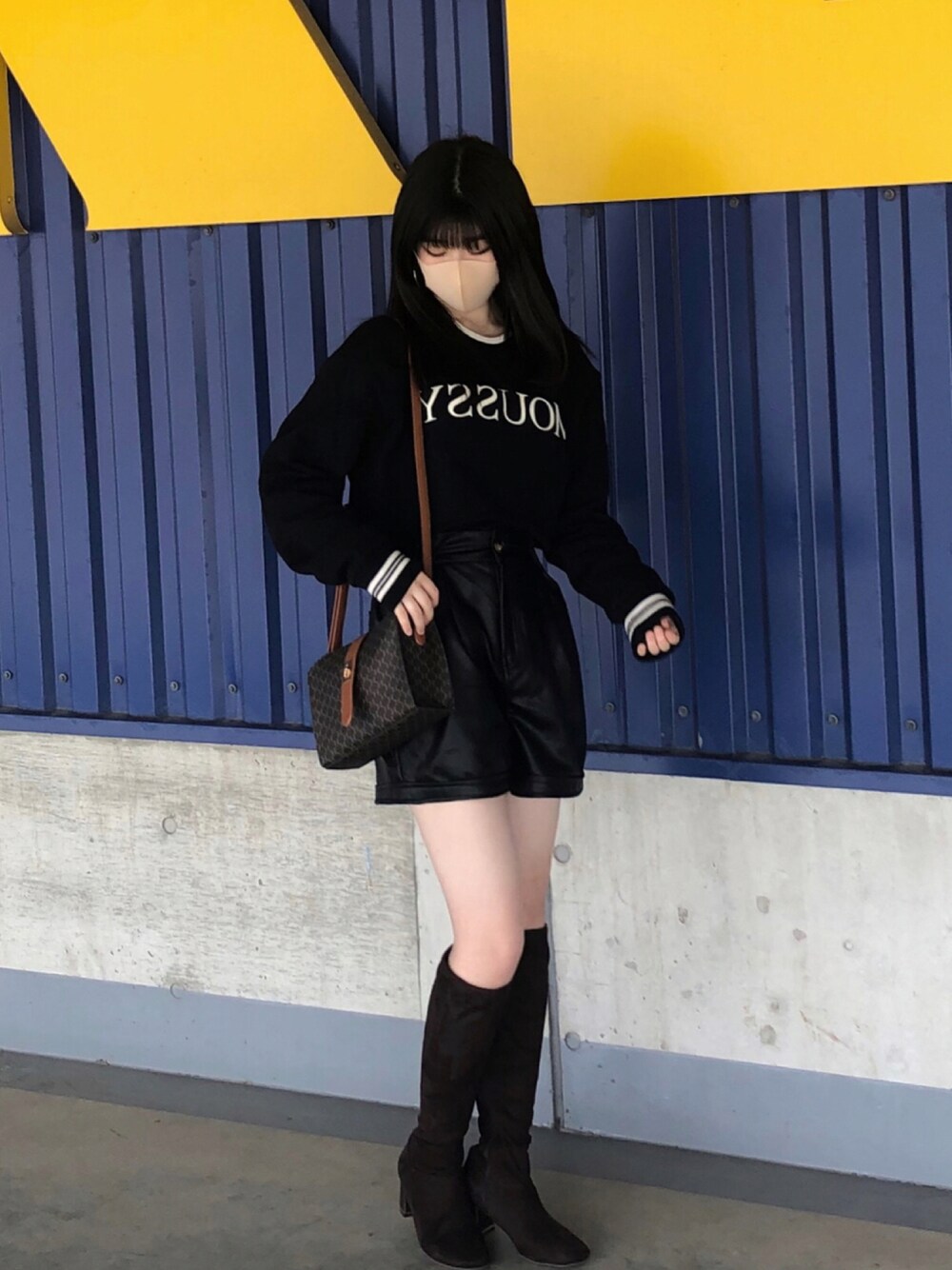 「ロングブーツ、マウジー、ショートパンツ」｜「MOUSSYのアイテム（トップス、ブラック系）」を使った、renaevianさん（レディース・159cm）の夏コーディネートの1枚目の写真