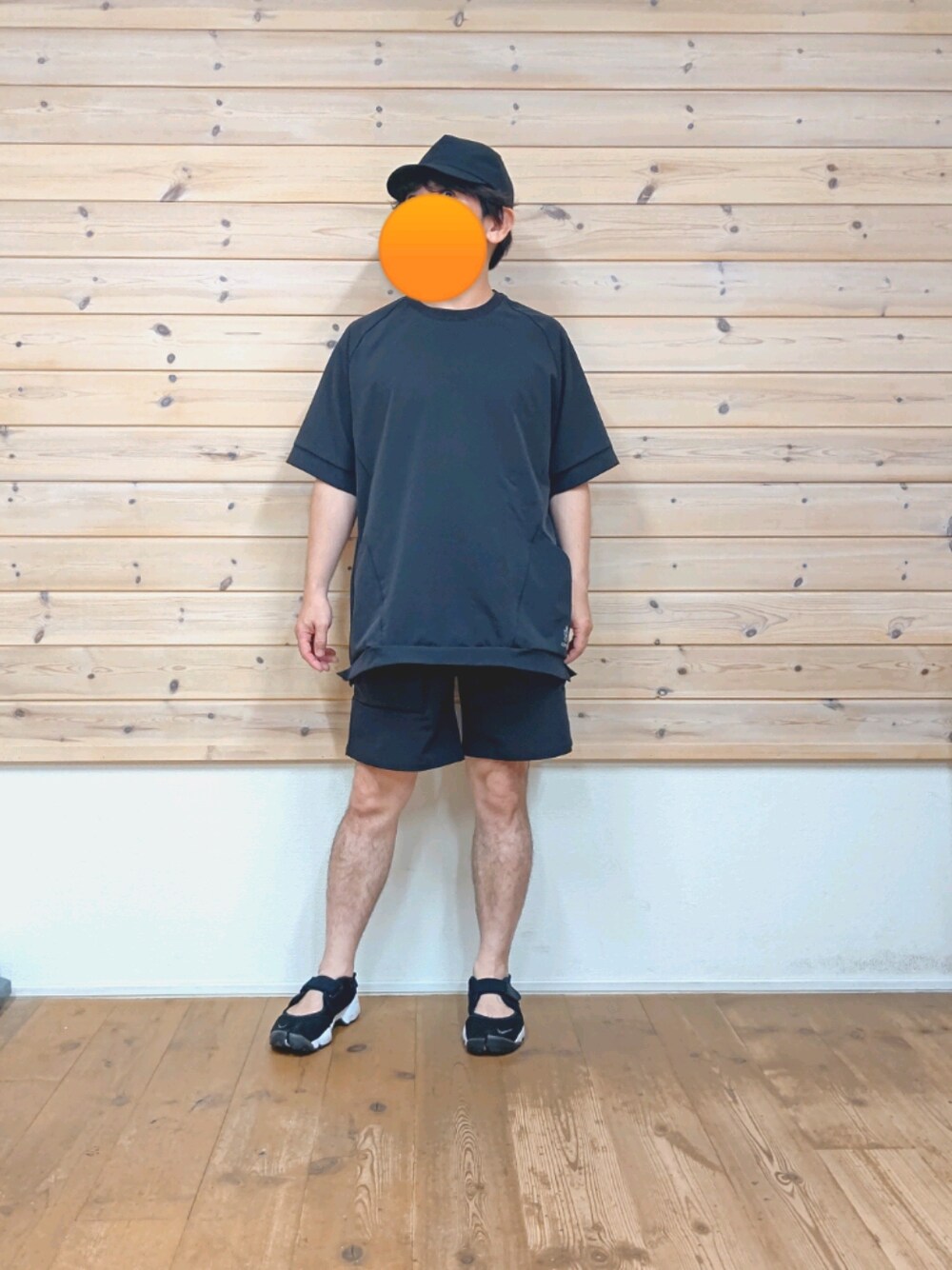 「NIKEの【NIKE / ナイキ】 エアリフト ブリーズ（サンダル、ブラック系）」を使った、ときにはさん（メンズ・160cm）の秋コーディネートの1枚目の写真