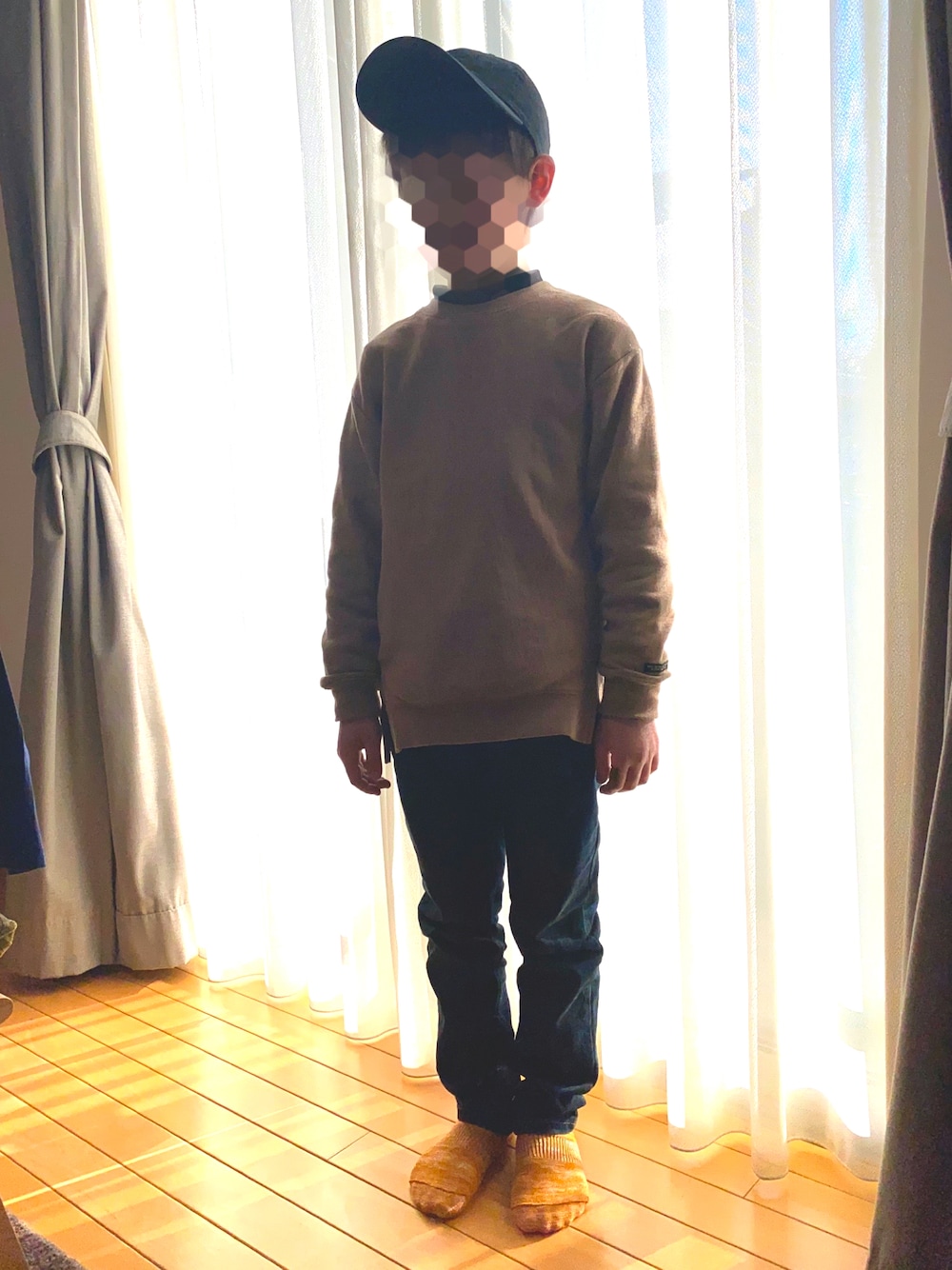 「通学コーデ、学校帰り、一子相伝(帽子)」｜「BREEZEのWEB限定 ガゼットトレーナー（スウェット、ベージュ系）」を使った、ゆーゆー@Yuchiさん（メンズ・136cm）の冬コーディネートの1枚目の写真