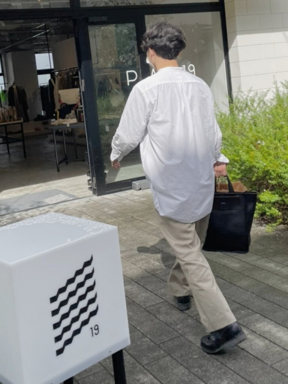 「シャツコーデ、ビッグシルエット、ワイドパンツ、タックパンツ、COMOLI、COMOLIシャツ、neat、シンプルコーデ、シンプルスタイル、低身長、低身長コーデ、低身長男子、エンダースキーマ、Hender Scheme、パラブーツ」｜「Hender Schemeのアイテム（トートバッグ、ブラック系）」を使った、keiさん（メンズ・160cm）の秋コーディネートの1枚目の写真