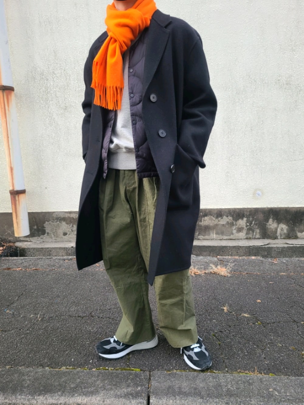「冬のコーデ、UNIQLO、オレンジ、ミリタリーパンツ、neat、New Balance、LECHOPPE、ワイドパンツ、エルメス、差し色(オレンジ)、スウェット、スウェットコーデ、低身長コーデ、低身長、シンプルコーデ」｜「green label relaxingの＜green label relaxing＞ HAMILTON WOOL MUFF 21F マフラー（マフラー、オレンジ系）」を使った、keiさん（メンズ・160cm）の冬コーディネートの1枚目の写真