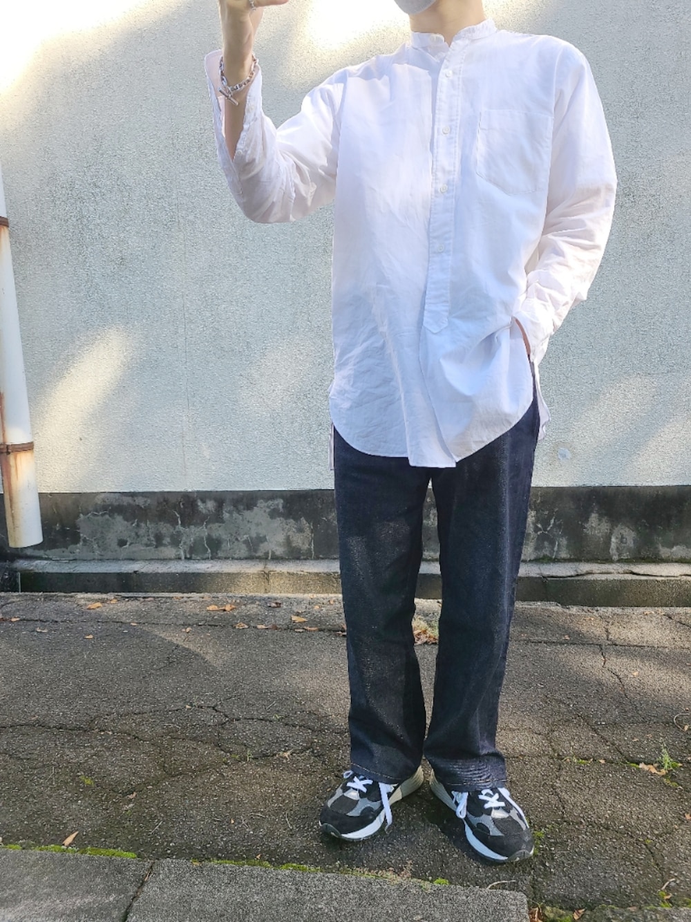 「今日のコーデ、カジュアルコーデ、COMOLIシャツ、COMOLI、SHIOTA、NEWBALANCE、992、秋冬コーデ、シャツスタイル、大人カジュアル、スニーカーコーデ、低身長、白シャツ×デニム、白シャツ、スニーカー」｜「COMOLIの＜COMOLI（コモリ）＞ バンドカラー シャツ■■■（シャツ/ブラウス、ホワイト系）」を使った、keiさん（メンズ・160cm）の秋コーディネートの1枚目の写真