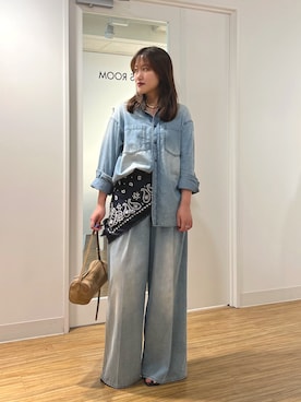 「Whim Gazette（ウィムガゼット）のライトオンスデニムシャツ（シャツ/ブラウス、ブルー系）」を使った、sayakaさん（レディース・159cm）の春コーディネート