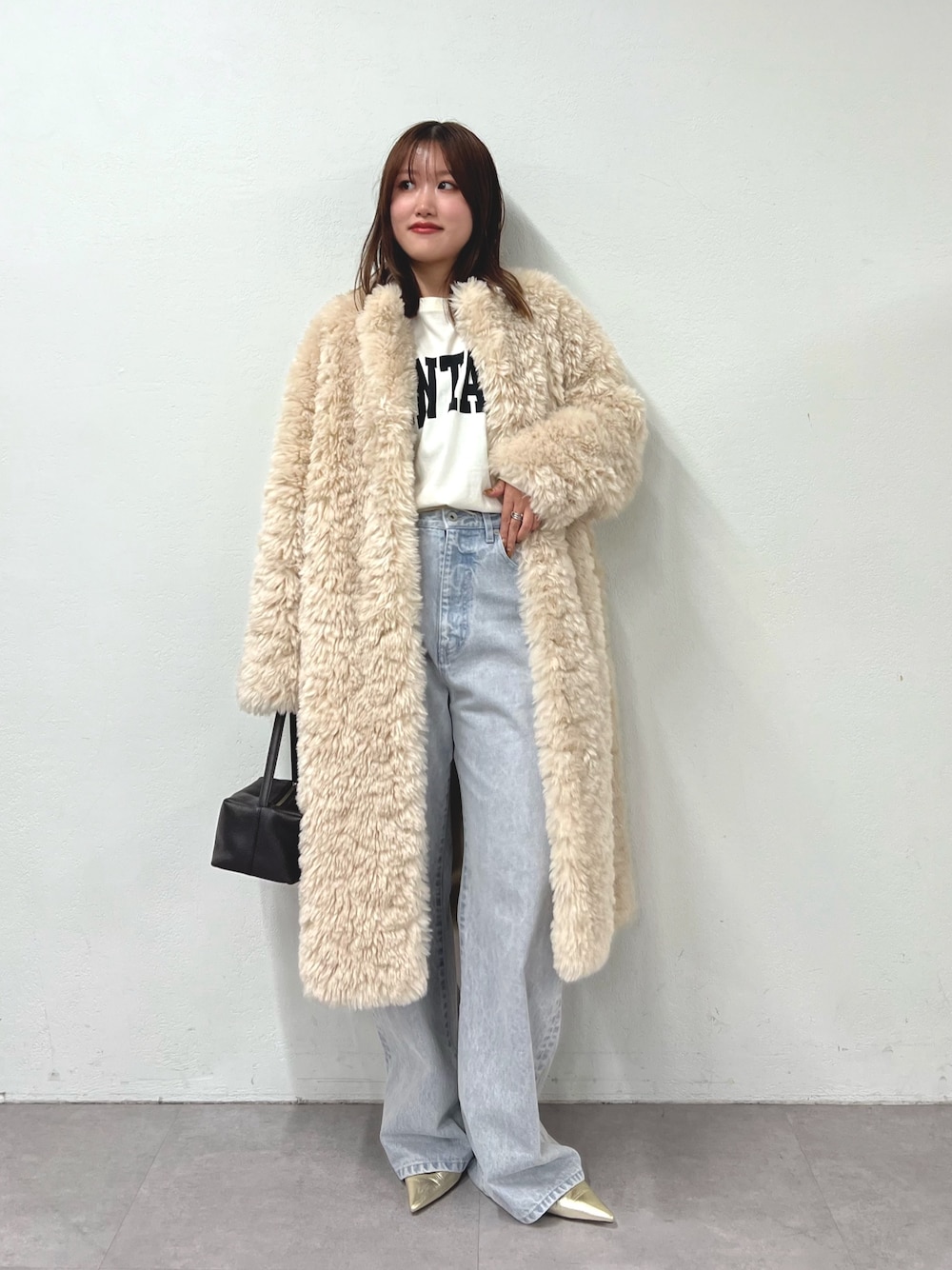 ホワイト系のTシャツ/カットソー、ホワイト系のその他アウター、グレー系のデニムパンツを着用したレディースの秋コーディネートの1枚目の写真