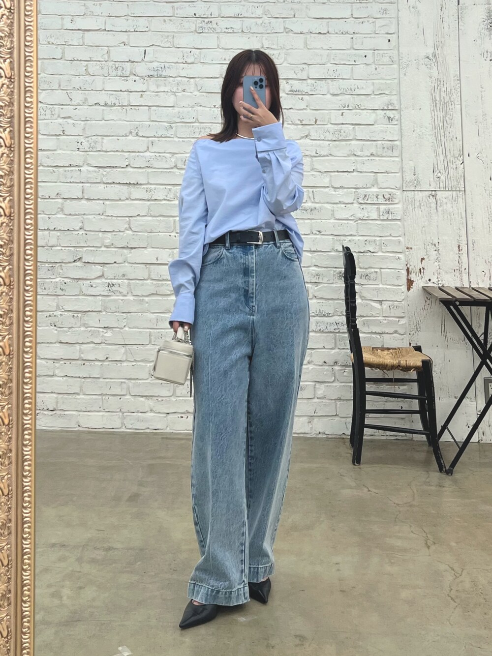 ブルー系のシャツ/ブラウス、ブルー系のデニムパンツ、ブラック系のパンプスを着用したレディースの秋コーディネートの1枚目の写真