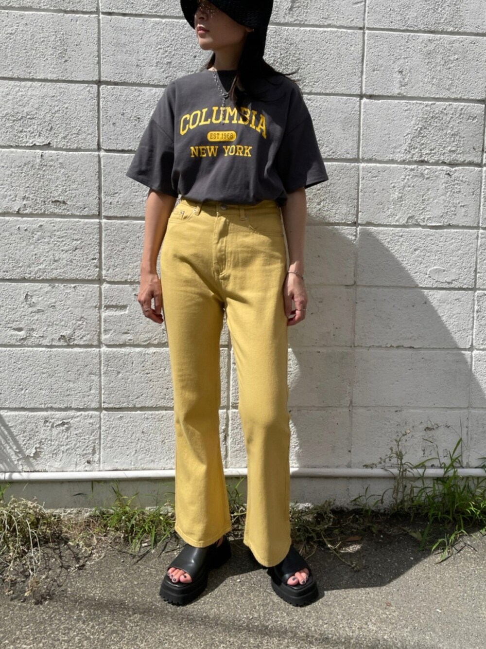 ブラック系のTシャツ/カットソー、イエロー系のその他パンツを着用したレディースの夏コーディネートの1枚目の写真