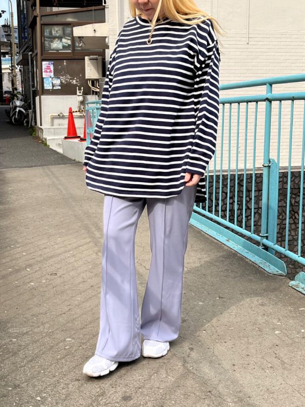 ブルー系のTシャツ/カットソー、パープル系のその他パンツを着用したレディースの春コーディネートの1枚目の写真