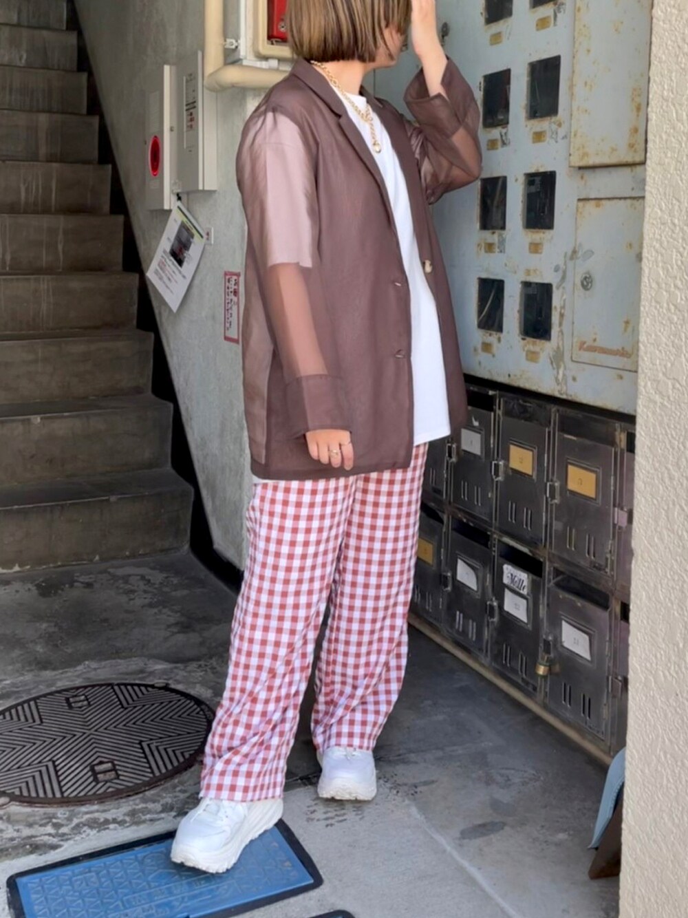 ブラウン系のテーラードジャケット、ブラウン系のその他パンツを着用したレディースの春コーディネートの1枚目の写真