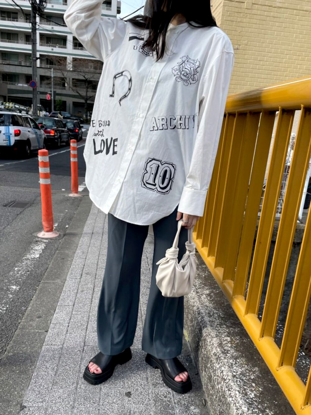 ホワイト系のシャツ/ブラウス、グリーン系のその他パンツを着用したレディースの春コーディネートの1枚目の写真