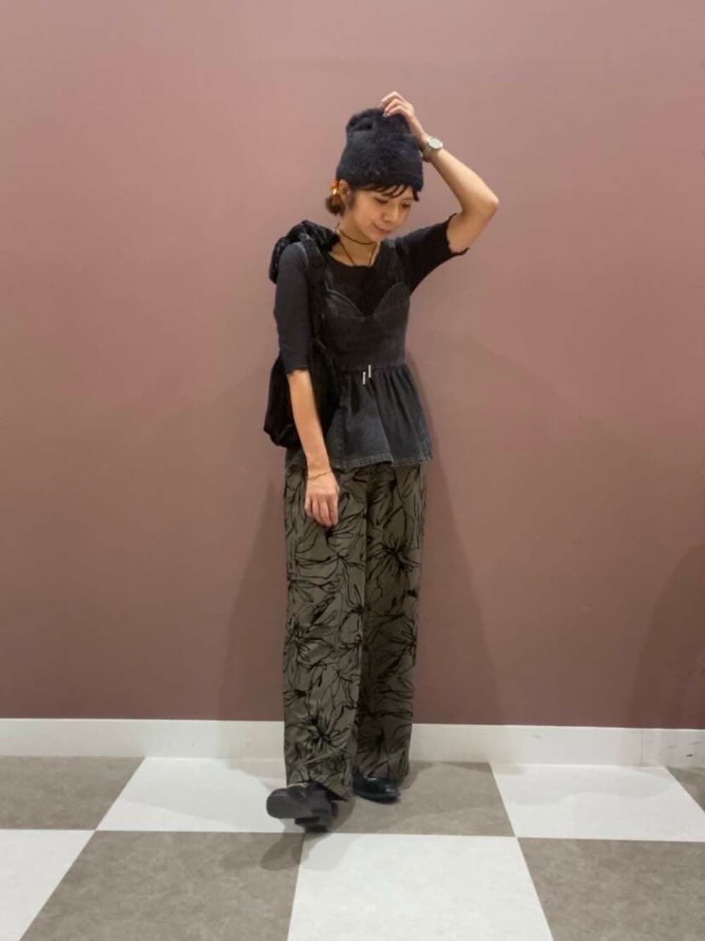 ブラック系のTシャツ/カットソー、ブラック系のベスト、ブラック系のハンドバッグを着用したレディースの夏コーディネートの1枚目の写真