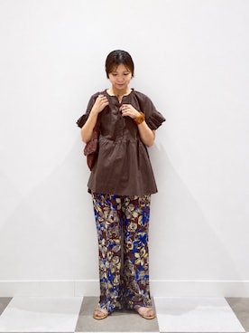 「ITEMS URBANRESEARCH（アイテムズ アーバンリサーチ）のプリントイージーパンツ（その他パンツ、グレー系）」を使った、yuccoさん（レディース・158cm）の夏コーディネート