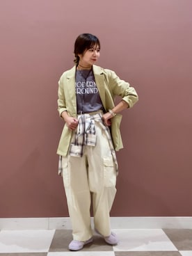 「ITEMS URBANRESEARCH（アイテムズ アーバンリサーチ）のロゴプリントロンTシャツ（Tシャツ/カットソー、グレー系）」を使った、yuccoさん（レディース・158cm）の春コーディネート