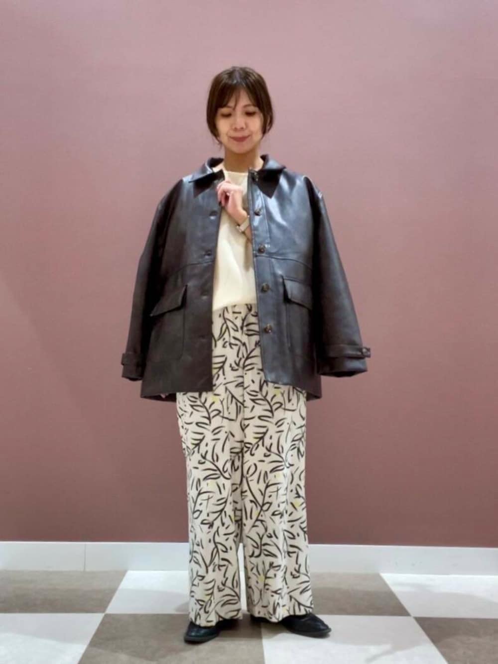 「シンプル、大人カジュアル、カジュアル、newarrival、items、楽チンコーデ、30代コーデ、主婦コーデ、アイテムズ、体型カバー、40代コーデ」｜「ITEMS URBANRESEARCHのリネンレーヨンワイドパンツ（その他パンツ、ホワイト系）」を使った、yuccoさん（レディース・158cm）の春コーディネートの1枚目の写真
