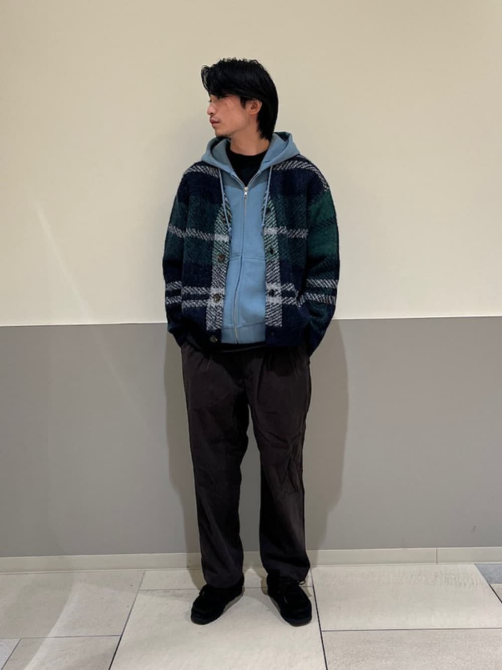 ブルー系のパーカー、グリーン系のカーディガン/ボレロ、ブラウン系のその他パンツを着用したメンズの秋コーディネートの1枚目の写真