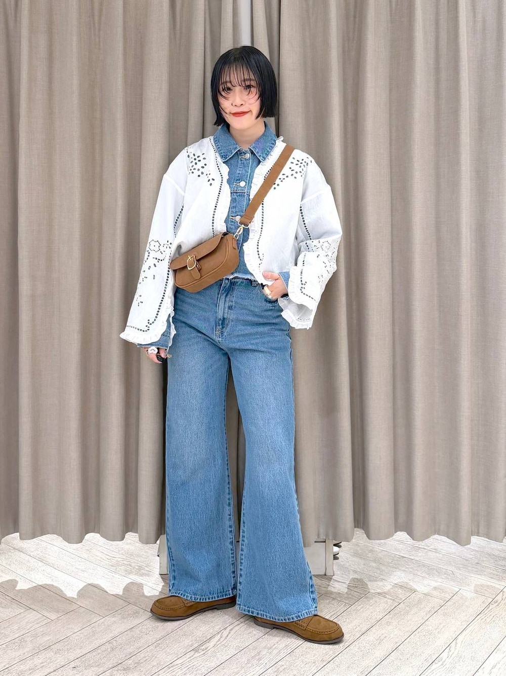 イエロー系のショルダーバッグ、イエロー系のローファー、ブルー系のデニムパンツを着用したレディースの春コーディネートの1枚目の写真