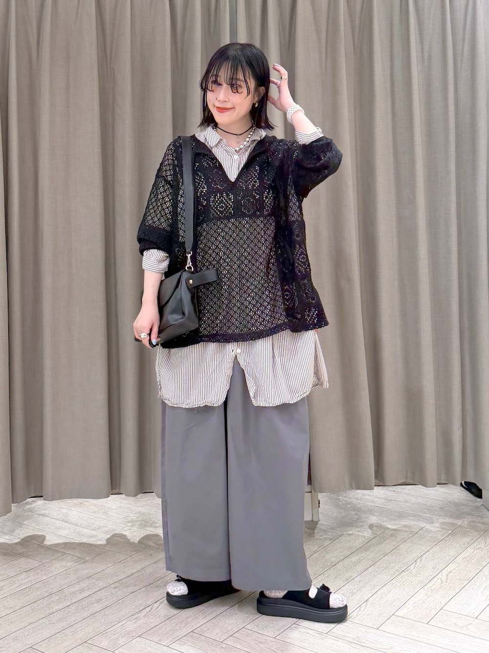 グレー系のワンピース、その他のその他パンツ、ブラック系のサンダルを着用したレディースの夏コーディネートの1枚目の写真