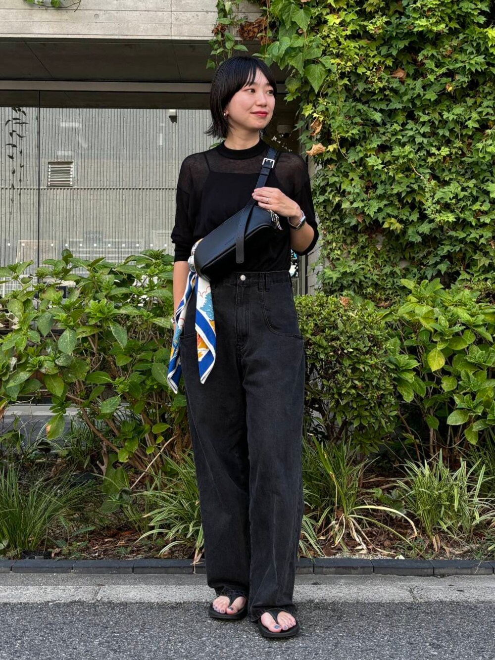 ブラック系のデニムパンツ、ブラック系のニット/セーターを着用したレディースの秋コーディネートの1枚目の写真