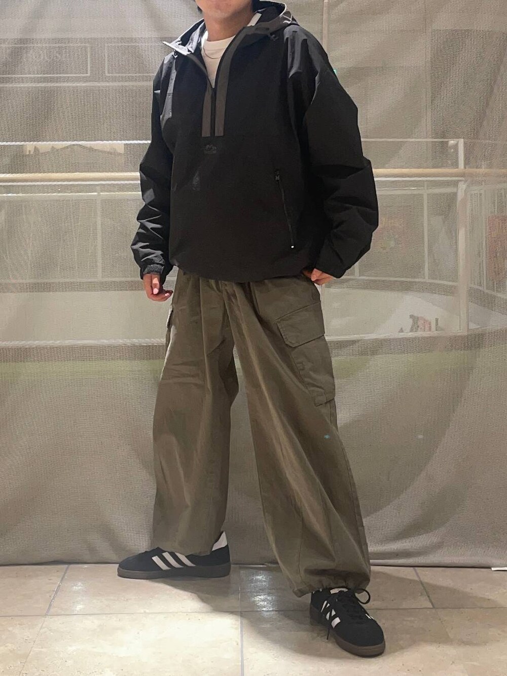 「秋コーデ、カジュアル、カジュアルコーデ、低身長」｜「RAGEBLUEのM-65 German military wide straight cargo pants/M-65 ストレートジャーマンバギーミリタリーカーゴパンツ（カーゴパンツ、グリーン系）」を使った、たかしさん（メンズ・167cm）の秋コーディネートの1枚目の写真
