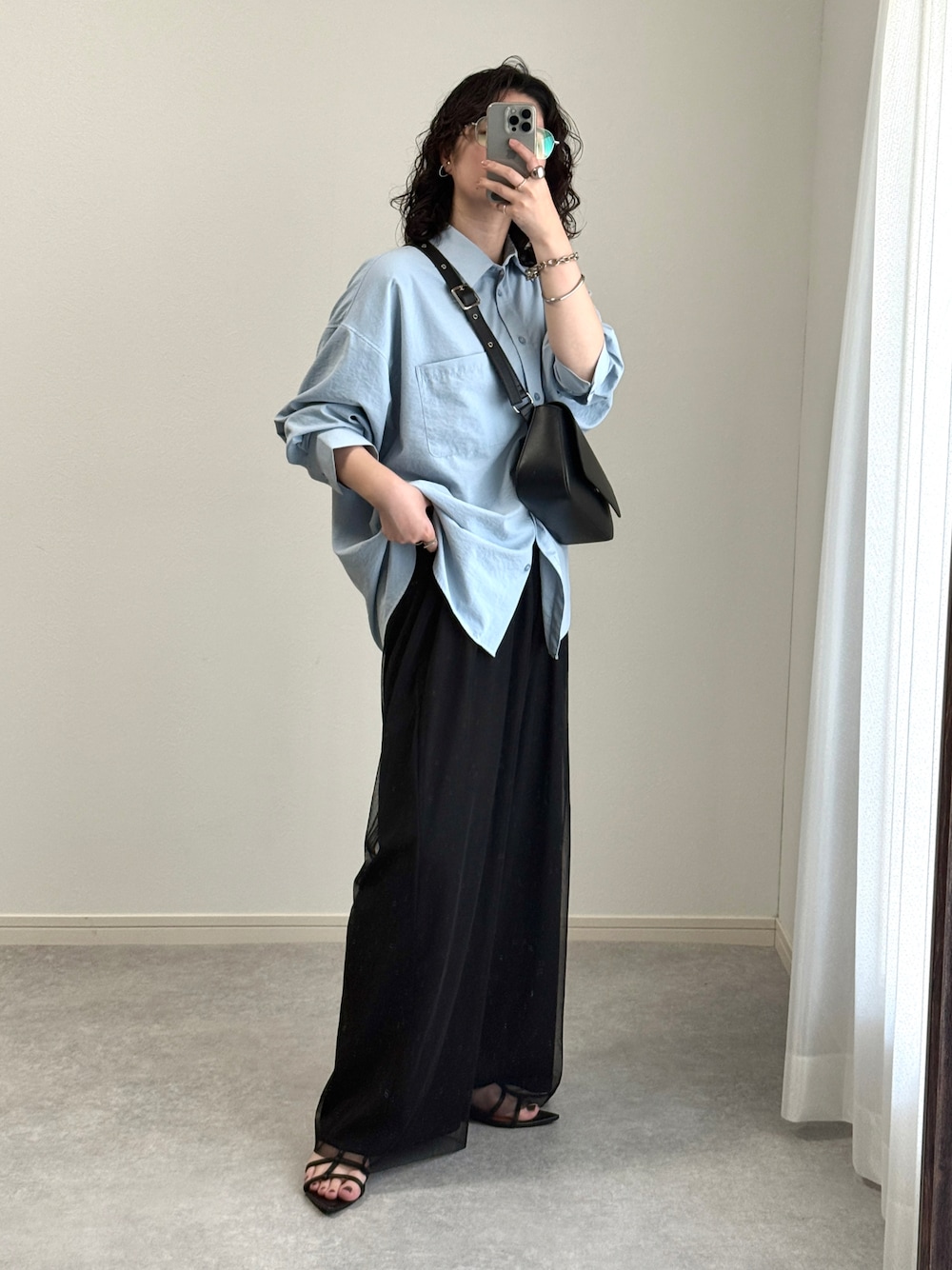 「ワイドパンツ、サンダル、韓国ファッション、シャツスタイル、GU、プチプラコーデ、きれいめカジュアル、大人カジュアル、初夏コーデ、春カラー、春コーデ、夏コーデ、キレイめコーデ、ショルダーバッグ、メガネ女子」｜「un/neuの横長スクエアアシンメトリーボディバッグ / ワンショルダーバッグ（ボディバッグ/ウエストポーチ、ブラック系）」を使った、ゆ ず も も .さん（レディース・160cm）の春コーディネートの1枚目の写真