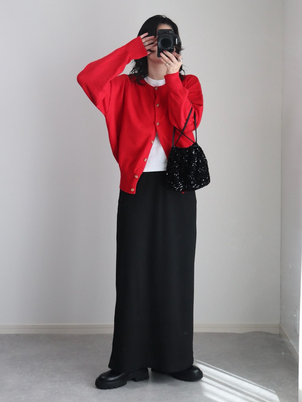 ブラック系のブーツ、レッド系のカーディガン/ボレロ、ホワイト系のTシャツ/カットソーを着用したレディースの秋コーディネートの1枚目の写真