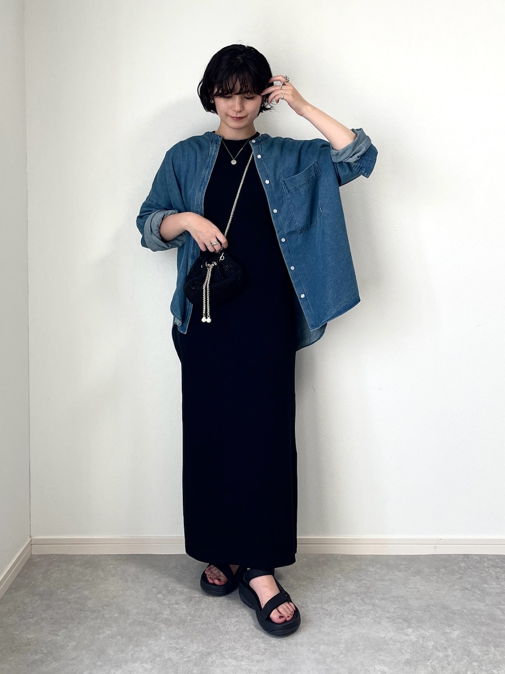 ブラック系のサンダル、ブラック系のワンピース、ブラック系のショルダーバッグを着用したレディースの秋コーディネートの1枚目の写真