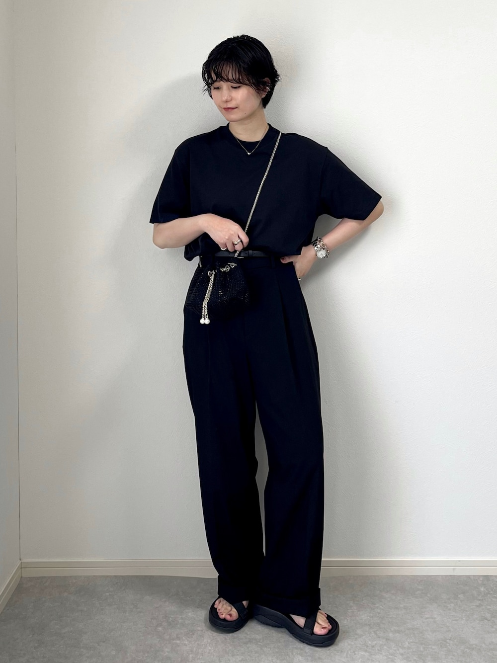 「夏コーデ、さらっと晴れやかスナップ、プチプラ、UNIQLO、ユニクロ、ユニクロコーデ、厚底シューズ、ショルダーバッグ、夏だ！Tシャツ着よう！、パンツスタイル、スポーツサンダル、ワントーンコーデ、きれいめカジュアル、ブラックコーデ」｜「UNIQLO エアリズムのアイテム（Tシャツ/カットソー、ブラック系）」を使った、ゆ ず も も .さん（骨格ウェーブ・レディース・160cm）の夏コーディネートの1枚目の写真