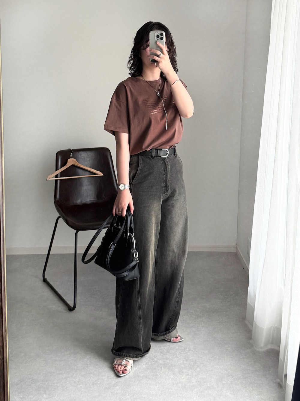 「サンダル、デニムパンツ、デニム、Tシャツ、ブラウン、ブラウンコーデ、きれいめカジュアル、夏コーデ、夏服、今日のコーデ、GU、オトナカジュアル、大人カジュアル、シンプルカジュアル、ワイドパンツ」｜「GUのアイテム（サンダル、シルバー系）」を使った、ゆ ず も も .さん（レディース・160cm）の春コーディネートの1枚目の写真