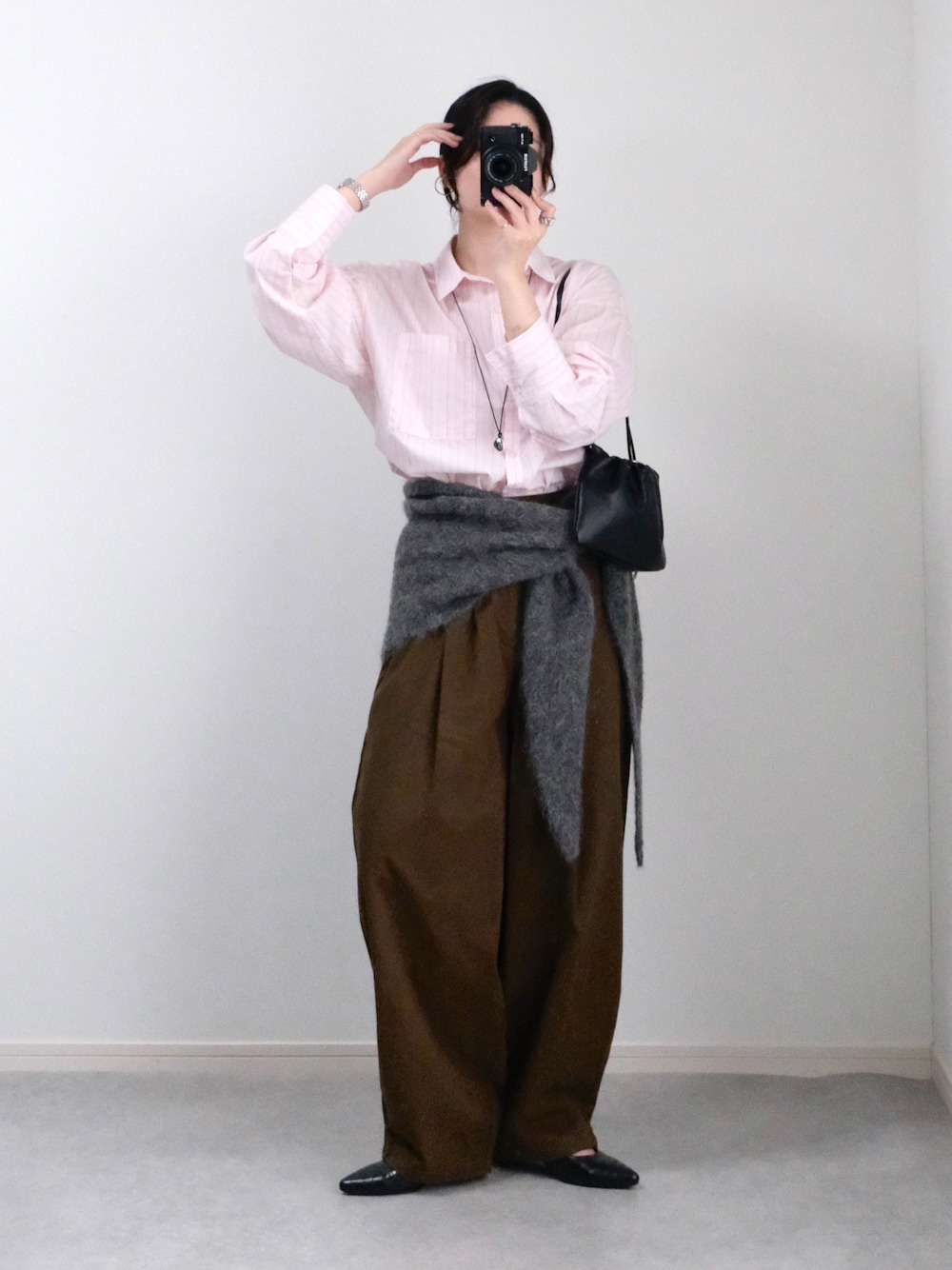 ブラウン系のその他パンツ、ピンク系のシャツ/ブラウス、ブラック系のハンドバッグを着用したレディースの秋コーディネートの1枚目の写真