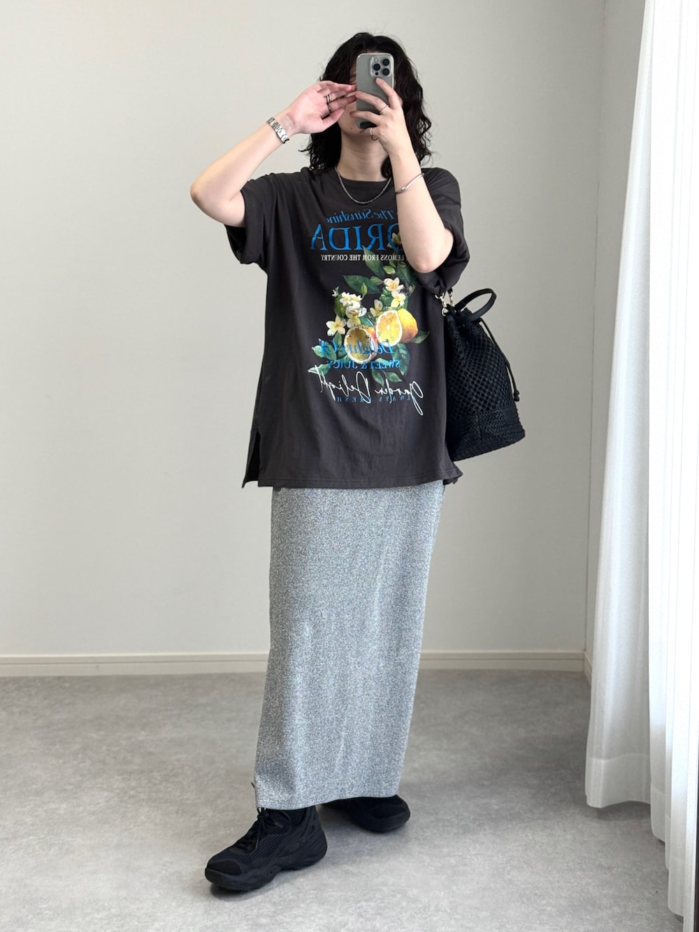 「オトナカジュアル、Tシャツ、プリントT、スニーカー、厚底スニーカー、夏服、春夏コーデ、夏コーデ、春コーデ、プチプラ、ラメ、着回しコーデ、リラックススタイル、ゆるコーデ、プチプラコーデ」｜「MERRELLのハイドロ ネクスト ジェン ハイカー（スニーカー、ブラック系）」を使った、ゆ ず も も .さん（レディース・160cm）の春コーディネートの1枚目の写真