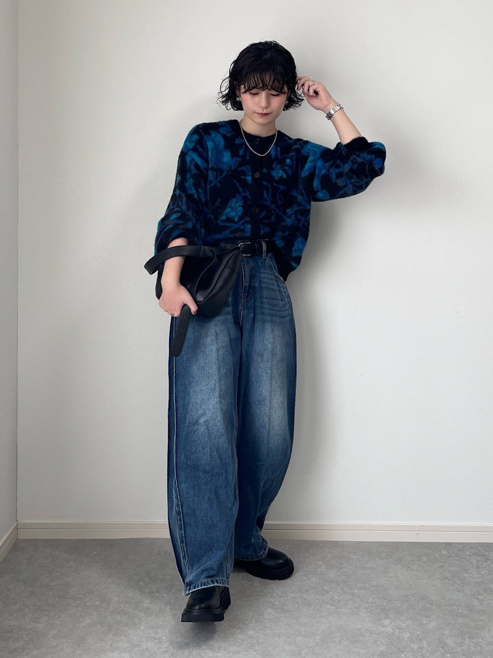 「秋っぽコーデ更新中、ワントーンコーデ、デニム、デニムパンツ、カーディガン、ブーツ、オトナカジュアル、きれいめカジュアル、カーディガンコーデ、秋コーデ、秋服、パンツスタイル、オトナ女子、キレイめ、大人コーデ」｜「VIVIANのラウンドトゥ厚底サイドゴアブーツ（ブーツ、ブラック系）」を使った、ゆ ず も も .さん（骨格ウェーブ・レディース・160cm）の秋コーディネートの1枚目の写真
