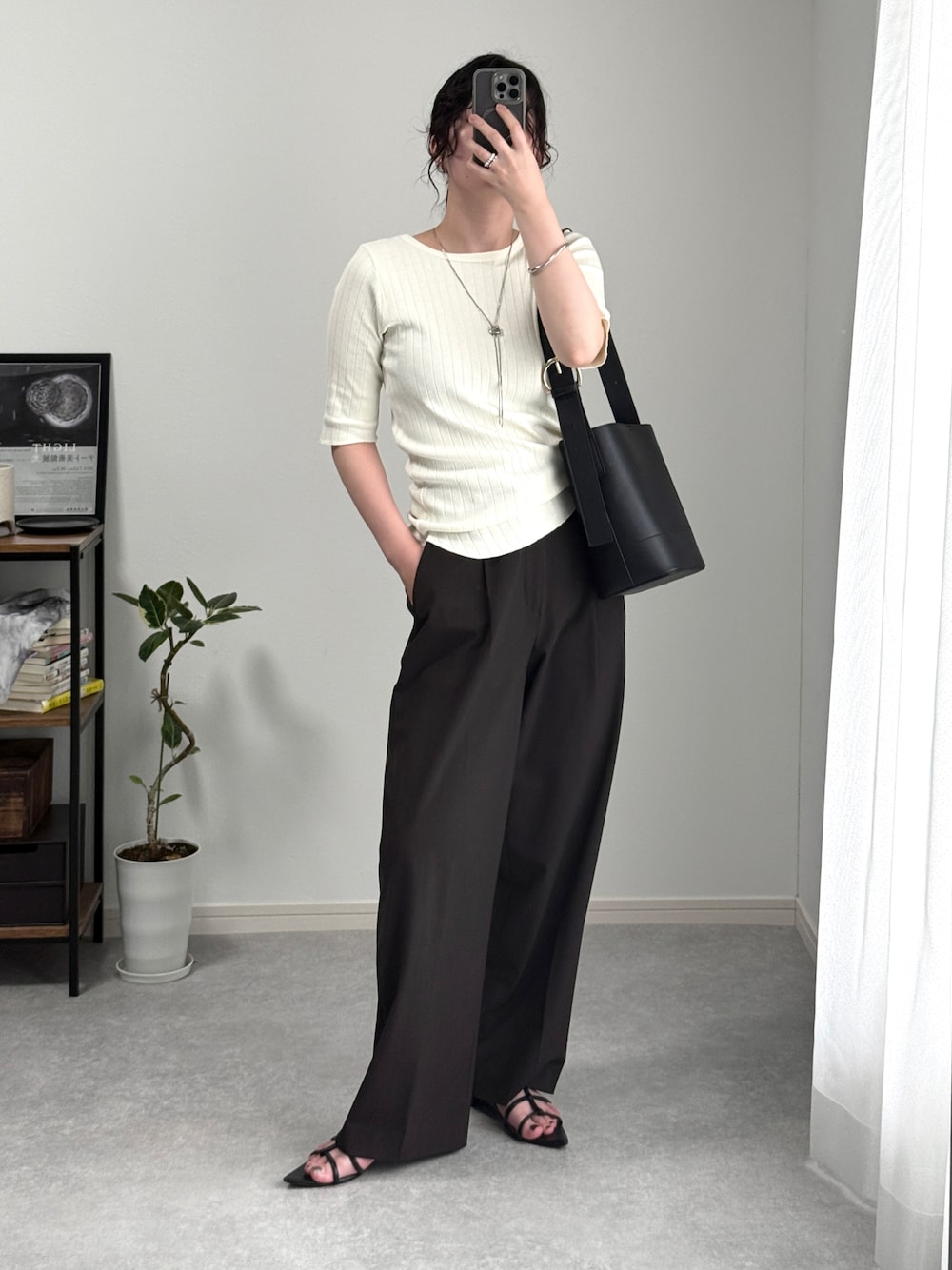 「サンダル、夏コーデ、白Tシャツ、夏ファッション、夏服コーデ、キレイめカジュアル、着回しコーデ、大人ファッション、初夏コーデ、パンツコーデ、UNIQLO、プチプラコーデ、オトナカジュアル、トートバッグ、PR」｜「OMNESの【接触冷感】リブ5分袖Tシャツ（Tシャツ/カットソー、ホワイト系）」を使った、ゆ ず も も .さん（レディース・160cm）の夏コーディネートの1枚目の写真