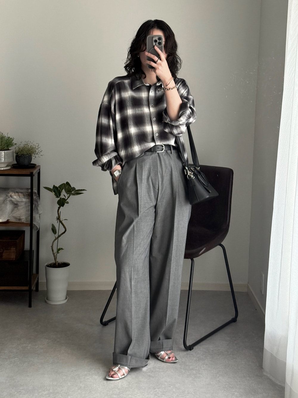 「柄シャツ、サンダル、モノトーンコーデ、UNIQLO、ユニクロ、タックワイドパンツ、チェックシャツ、雨の日コーデ、ショルダーバッグ、きれいめカジュアル、オトナカジュアル、大人カジュアル、シンプル、シャツスタイル、グレーパンツ」｜「GUのアイテム（サンダル、シルバー系）」を使った、ゆ ず も も .さん（レディース・160cm）の夏コーディネートの1枚目の写真