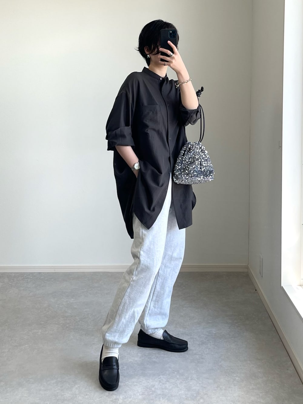 「春のNewスタイル、シンプルスタイル、春コーデ、シャツスタイル、ラクチンコーデ、大人女子、シアーシャツ、プチプラコーデ、スウェットパンツ、ローファー、カジュアルコーデ、シンプルコーデ、春夏コーデ、お花見コーデ、モノトーン」｜「Per sist enceのスパンコールキラキラ巾着ショルダー（ショルダーバッグ、シルバー系）」を使った、ゆ ず も も .さん（骨格ウェーブ・レディース・160cm）の春コーディネートの1枚目の写真